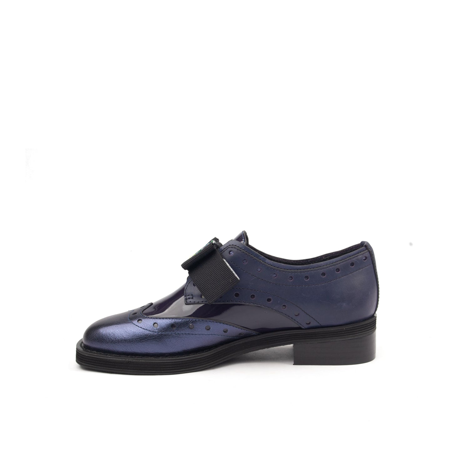 OXFORD – A Bold Take on Classic Elegance