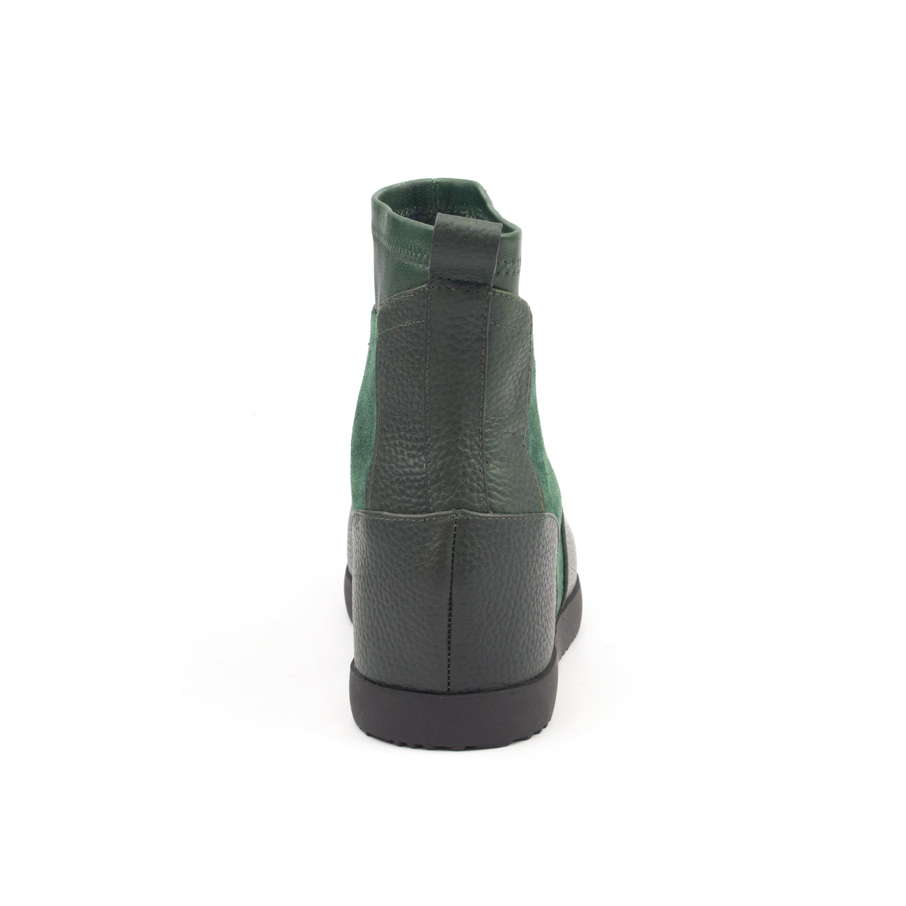 Lacoste Pebbled Suede Boots – A Fusion of Comfort & Bold Style