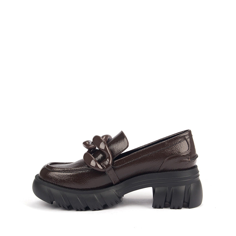 棕色花紋皮革樂福鞋，搭配大扣