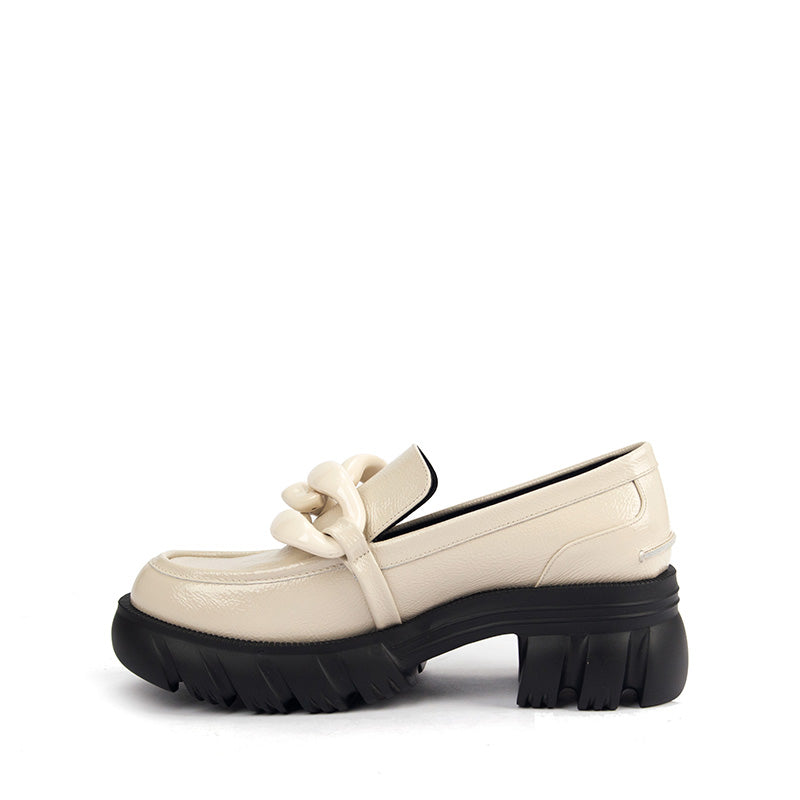 米白色圖案皮革樂福鞋，搭配大扣