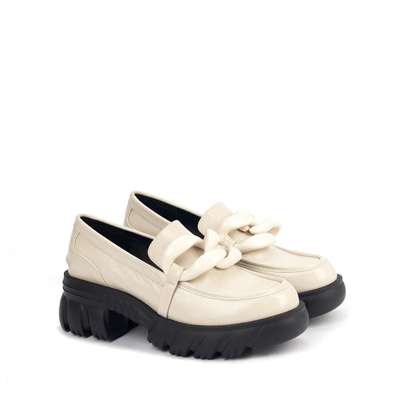 米白色圖案皮革樂福鞋，搭配大扣