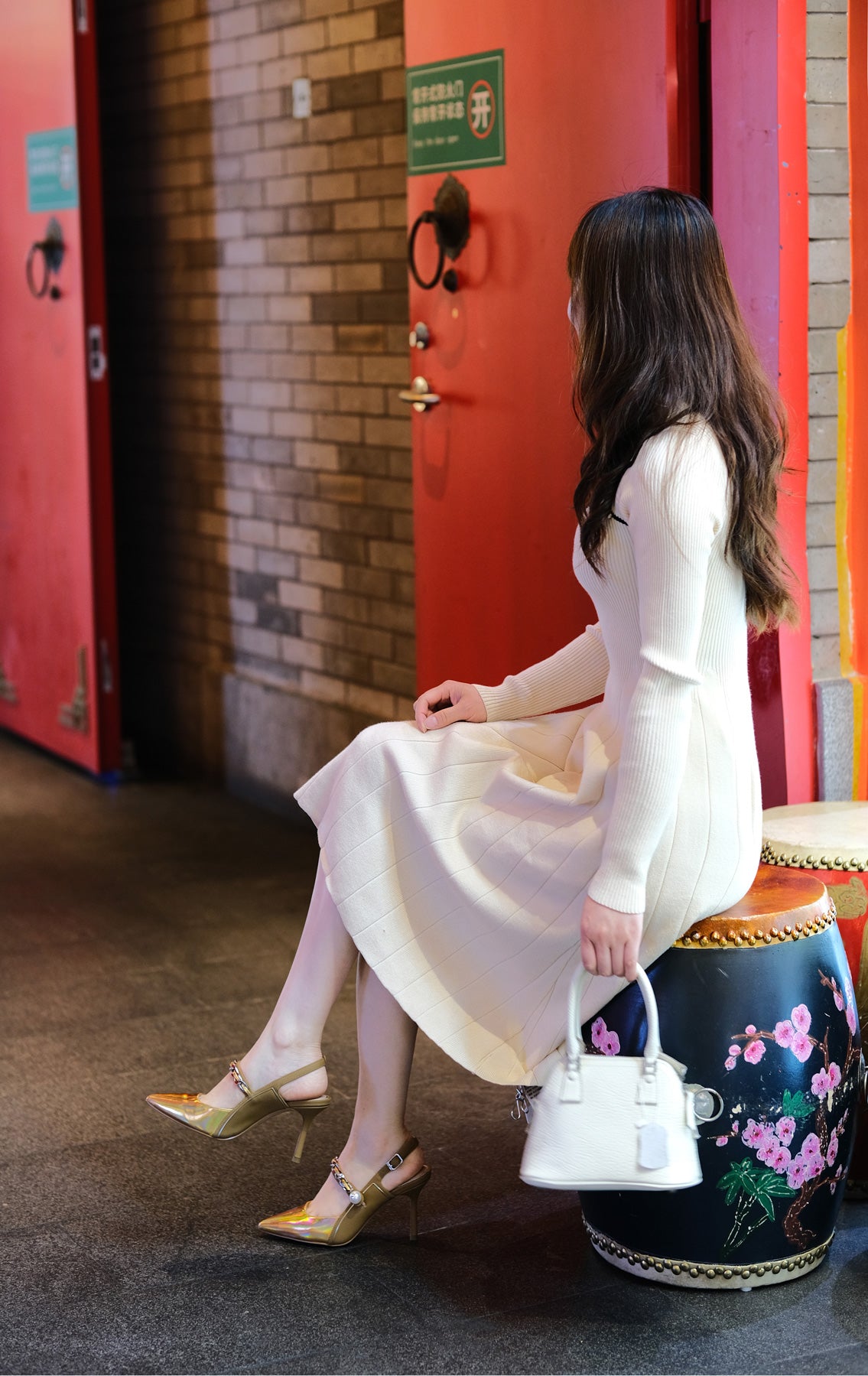 金色露跟高跟鞋：每一步都優雅迷人