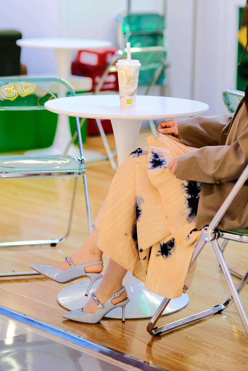 藍色露跟高跟鞋：每一步都優雅迷人