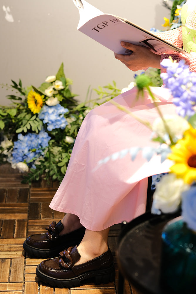 棕色花紋皮革樂福鞋，搭配大扣