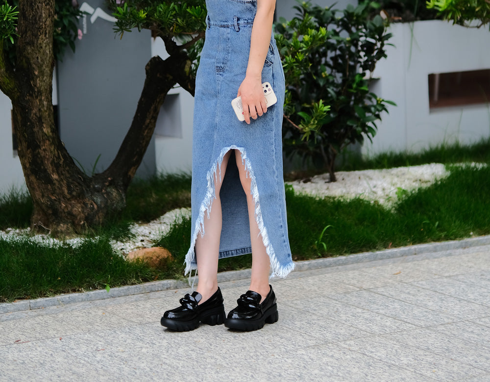 黑色花紋皮革樂福鞋，搭配大搭扣