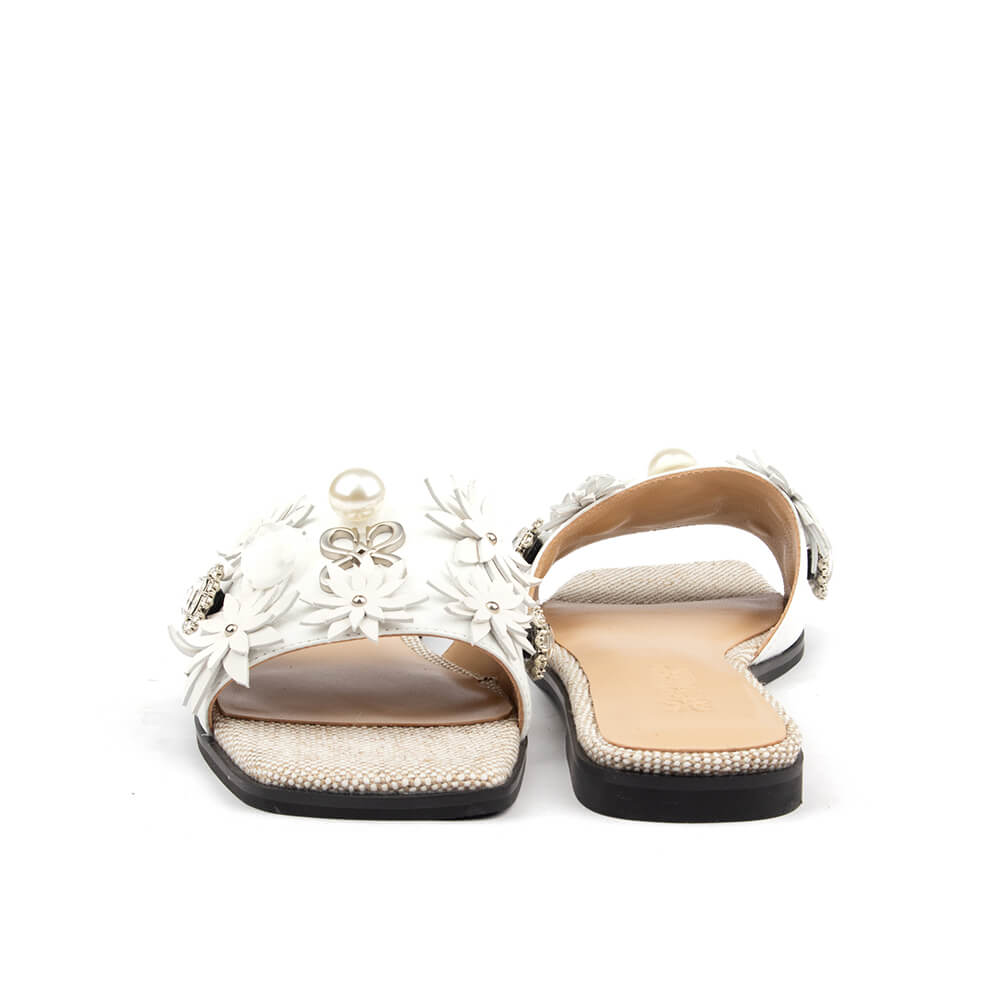 Women's bridal flat sandals in white with 3D flower and pearl crystal detail