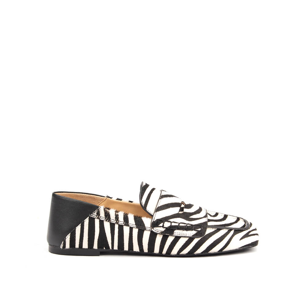 Black and white animal print slip-on flat shoes for women
